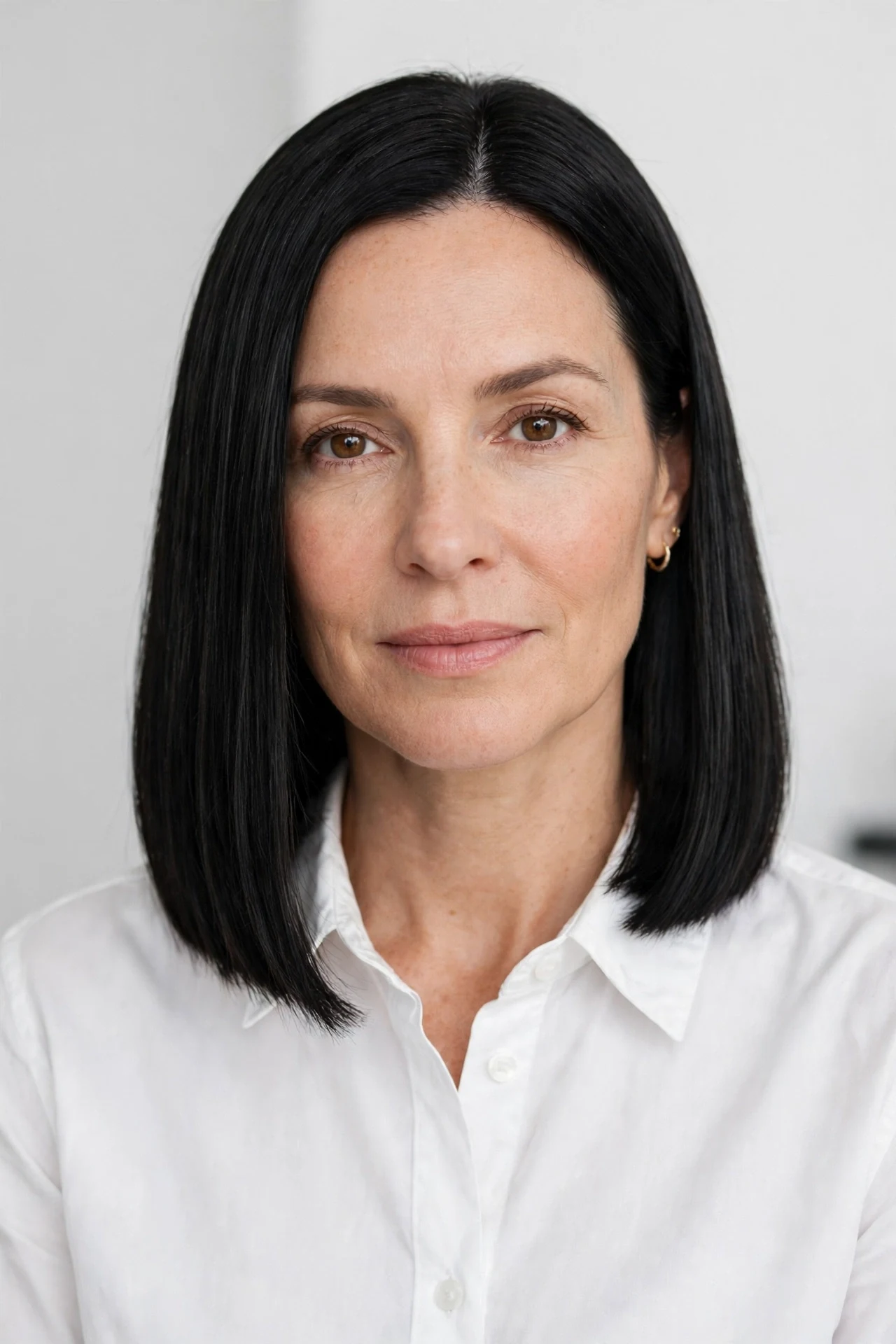 Blunt collarbone length lob with a sharp one-length hemline