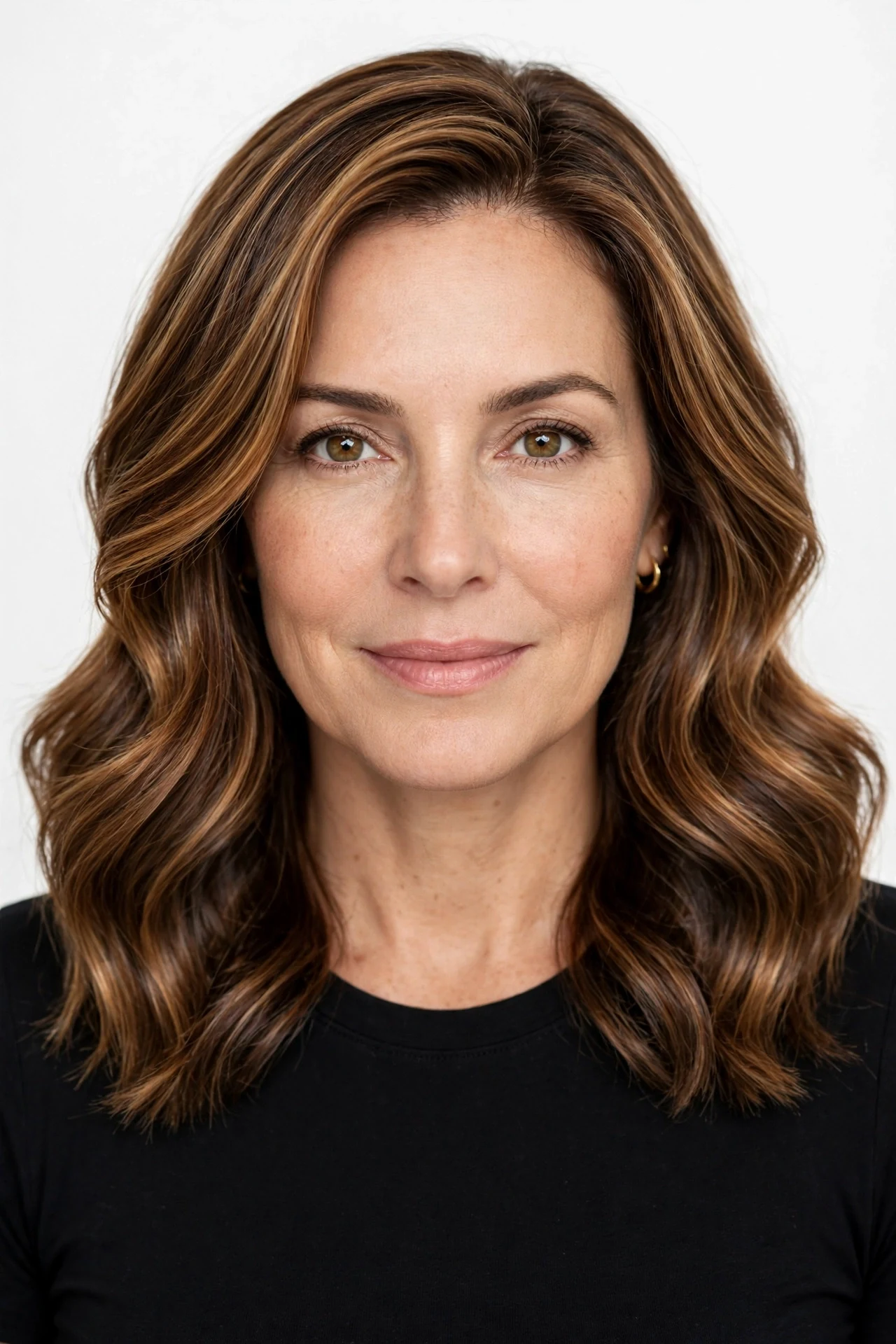 Glossy caramel highlighted shoulder length hair with shiny healthy ends