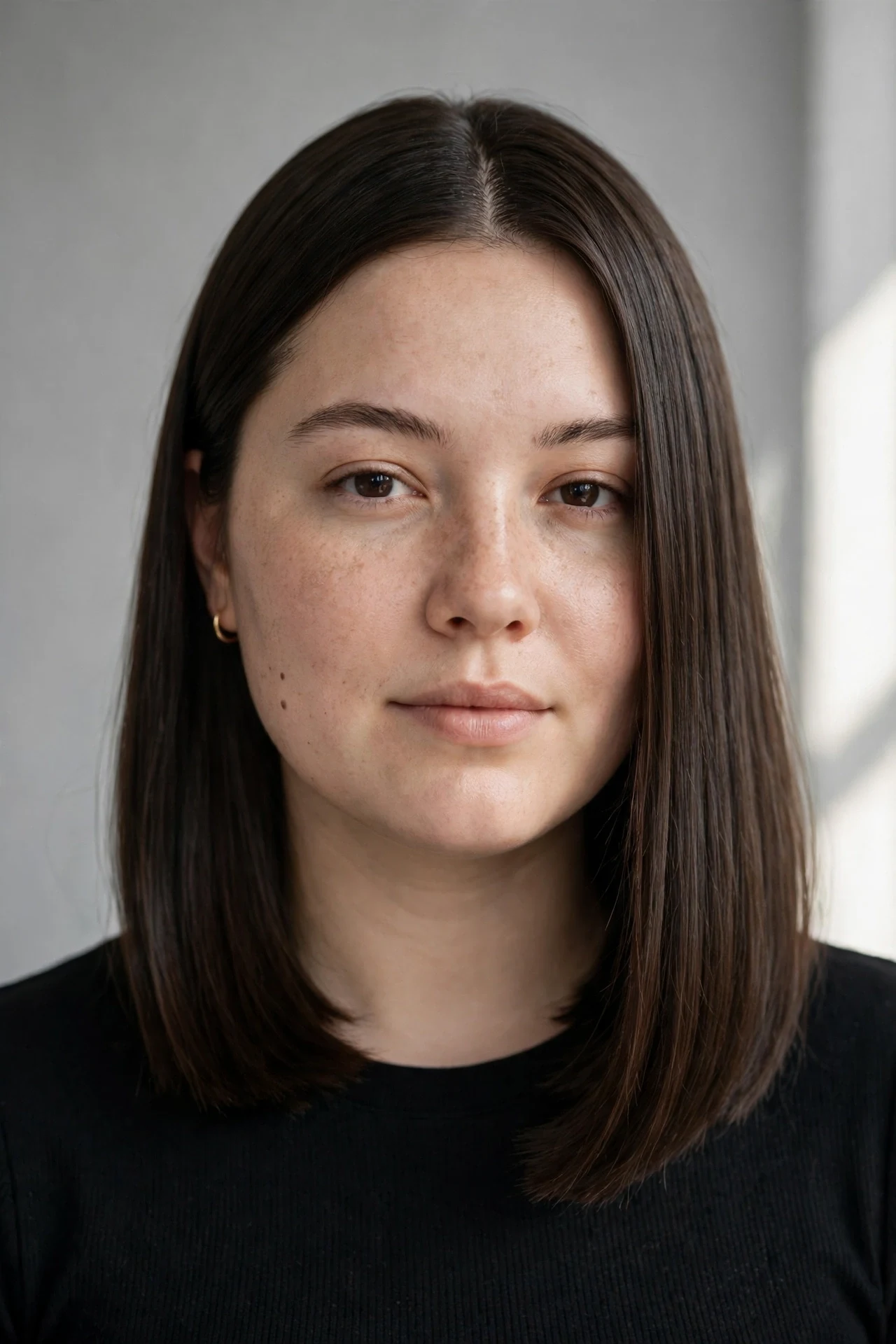 Collarbone lob with a center part on a round face
